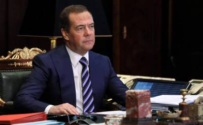 Медведев рассказал об "отравляющих поколения" санкциях
