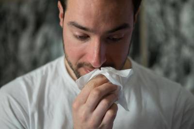 Инфекционист объяснил отличия коронавируса от аллергии летом