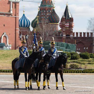 В Кремле возобновляют проведение церемоний развода пеших и конных караулов