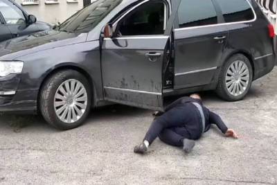 В Виннице сняли на видео, как сильно пьяный водитель пытался сесть в авто