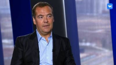 Медведев: санкции и абсурдные обвинения в отношении РФ отравляют жизнь поколений