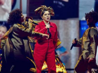 Представительница России на "Евровидении 2021" выступила в наряде, дизайн которого похож на одежду героев криминального сериала