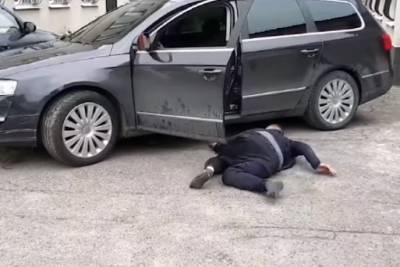В Виннице пьяный водитель еле заполз в авто: в сети показали видео