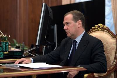 Медведев: прививки от коронавируса могут стать обязательными