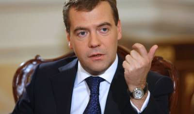 Медведев заявил, что в государственных интересах можно обязать людей вакцинироваться