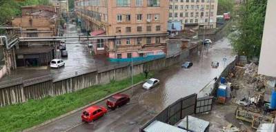 В Киеве из-за ливня затопило улицу