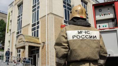 Несколько пожарных машин съехались к отелю в центре Воронежа