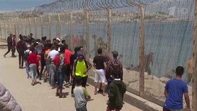 Испания пытается справиться с небывалым наплывом нелегальных мигрантов