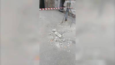 Два человека пострадали из-за обрушения фасада в центре Москвы