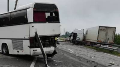 Грузовики протаранили автобус с пассажирами на Харьковщине: кадры с места ДТП и детали