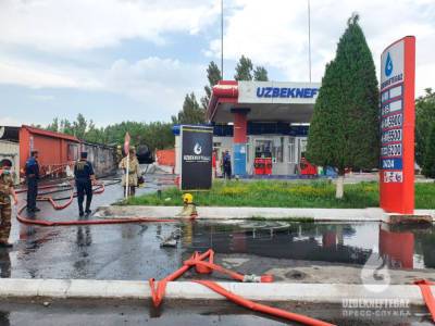 В Коканде на заправке "Узбекнефтегаза" загорелся бензовоз. Фото