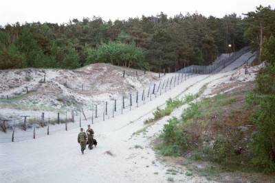 На границе с Россией построили более половины стены Яценюка