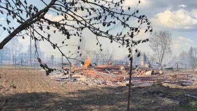 Крупный пожар в Новгородской области: в селе под Боровичами горят 10 домов