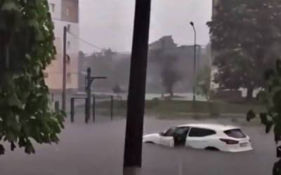 Погодный армагеддон: Украину захлестнули сильные ливни, целые города уходят под воду. Видео