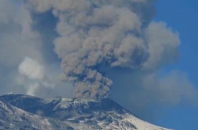Извержение вулкана Этна вновь началось на Сицилии