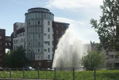 В Пушкине забил фонтан из-за прорыва аварийной трубы