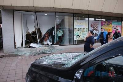 Автоледи на кроссовере въехала в стену торгового центра Луганска: ФОТО