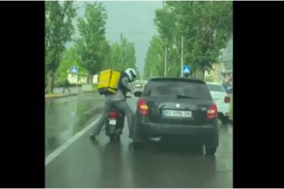 Курьер и водитель легковушки устроили драку в Киеве: инцидент попал на видео