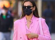 Мастер-класс: как Ирина Шейк носит самый модный цвет лета 2021 — розовый
