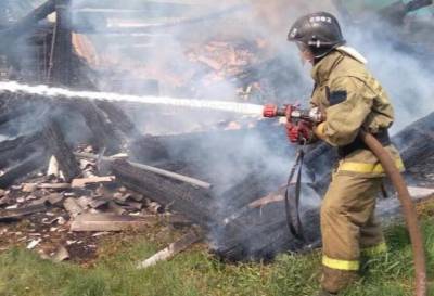 В Тверской области тушили пожар в деревне, где загорелись два дома