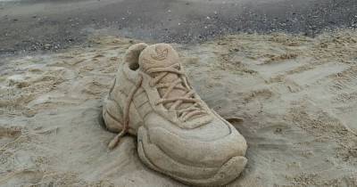 В Одессе на берегу моря появился огромный кроссовок: фото
