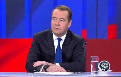 Медведев не исключил введения обязательной вакцинации россиян