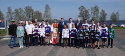 Уличная фотовыставка о героях-хоккеистах открылась в центре Петрозаводска