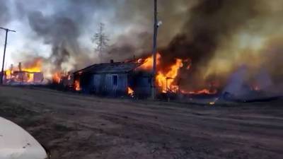 Пожар в поселке в Новгородской области локализован на площади в тысячу "квадратов"