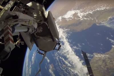 Российский космонавт на МКС обнаружил утечку в скафандре