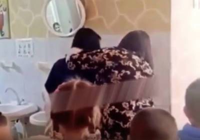 Учительница школы в Морозовске насильно смыла макияж с девочки