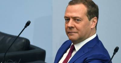 Медведев: вакцинация от коронавируса в России может стать обязательной