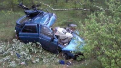 В Брянской области ВАЗ врезался в дерево – водитель погиб