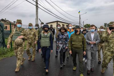 Премьер-министр Эстонии посетила оккупированные Киевом территории Донбасса