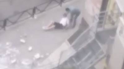 Балкон обрушился на мужчину во время песчаной бури в Астрахани