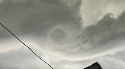 Видео: завораживающий штормовой вихрь запечатлели в небе на Кингисеппом
