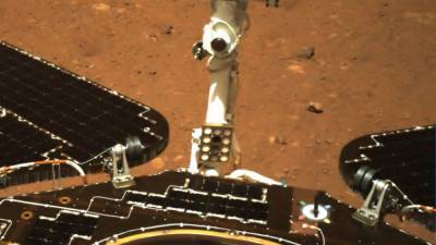Китайский марсоход прислал первые фото и видео с места посадки