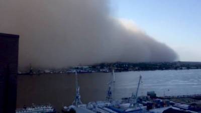 Желтая мгла: пыльная буря уходит из Астраханской области в Казахстан