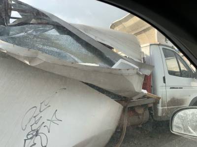 В Петербурге водитель «ГАЗели» стёр кузов под Сортировочным мостом