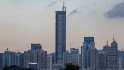 Самый высокий небоскреб в Китае зашатался и накренился (видео)