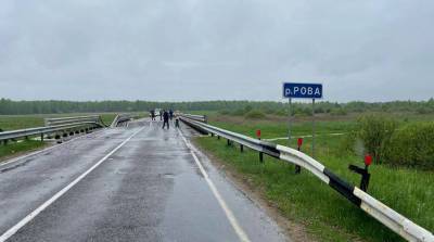 На месте обрушения моста в Борисовском районе работают следователи
