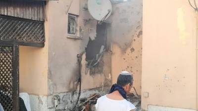 Обстрелы юга Израиля: ракета попала в дом в Сдероте, есть пострадавшие