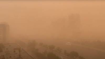 Сильный ветер принес в Астрахань мощную бурю из пыли
