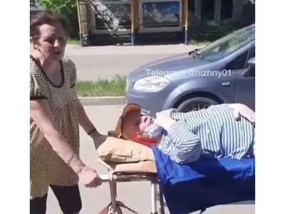«Сама захотела на свежий воздух»: врач-единоросс объяснил, почему нижегородка решила 3,5 километра толкать каталку со дедом-инвалидом (видео)