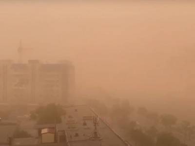 В Астрахани, охваченной пыльной бурью, на юношу упали части балкона
