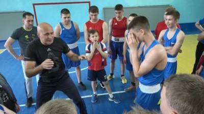 В Кузнецк приехал чемпион мира по боксу Роман Карамзин
