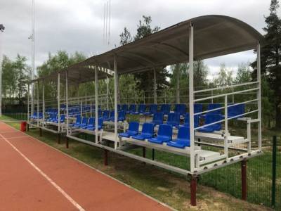 На новом стадионе в сыктывкарском поселка Верхняя Максаковка устанавливают трибуны