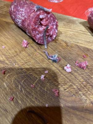 "Позор": житель Житомира нашел в колбасе крысиные лапы и хвост (фото)