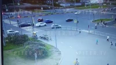 На перекрёстке Шуваловского и Комендантского проспектов произошло ДТП с участием двух иномарок: видео