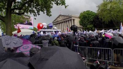 В Париже на акцию протеста вышли десятки тысяч полицейских