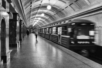 На Люблинско-Дмитровской линии метро движение поездов приостановлено из-за падения человека на рельсы